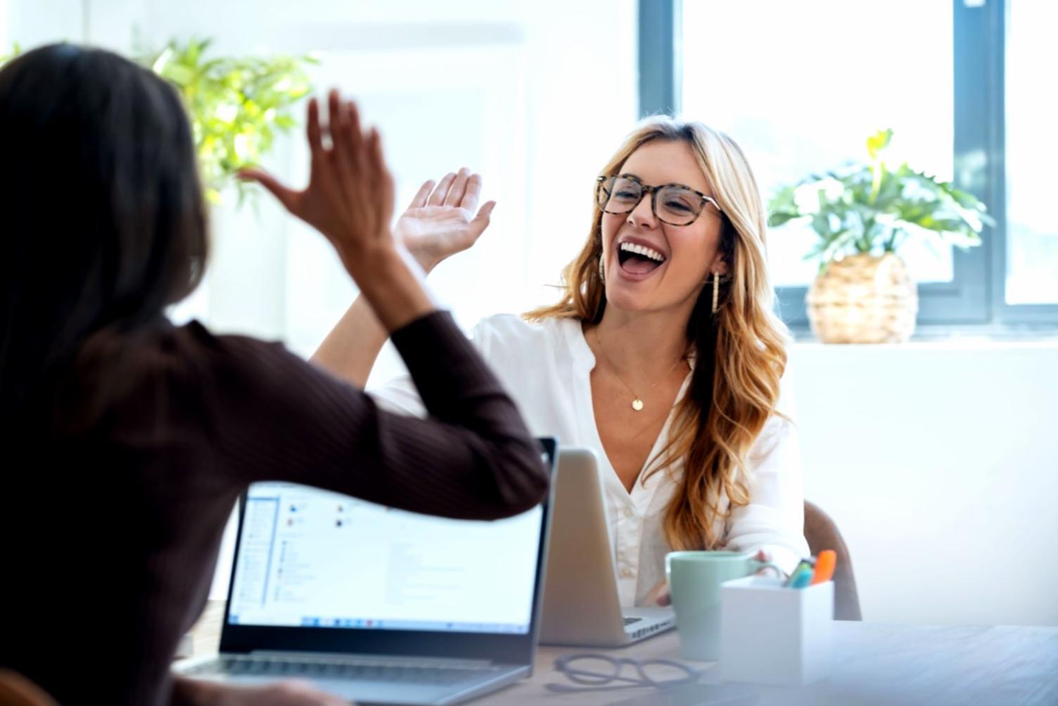 Professionnels en séance de négociation collaborative